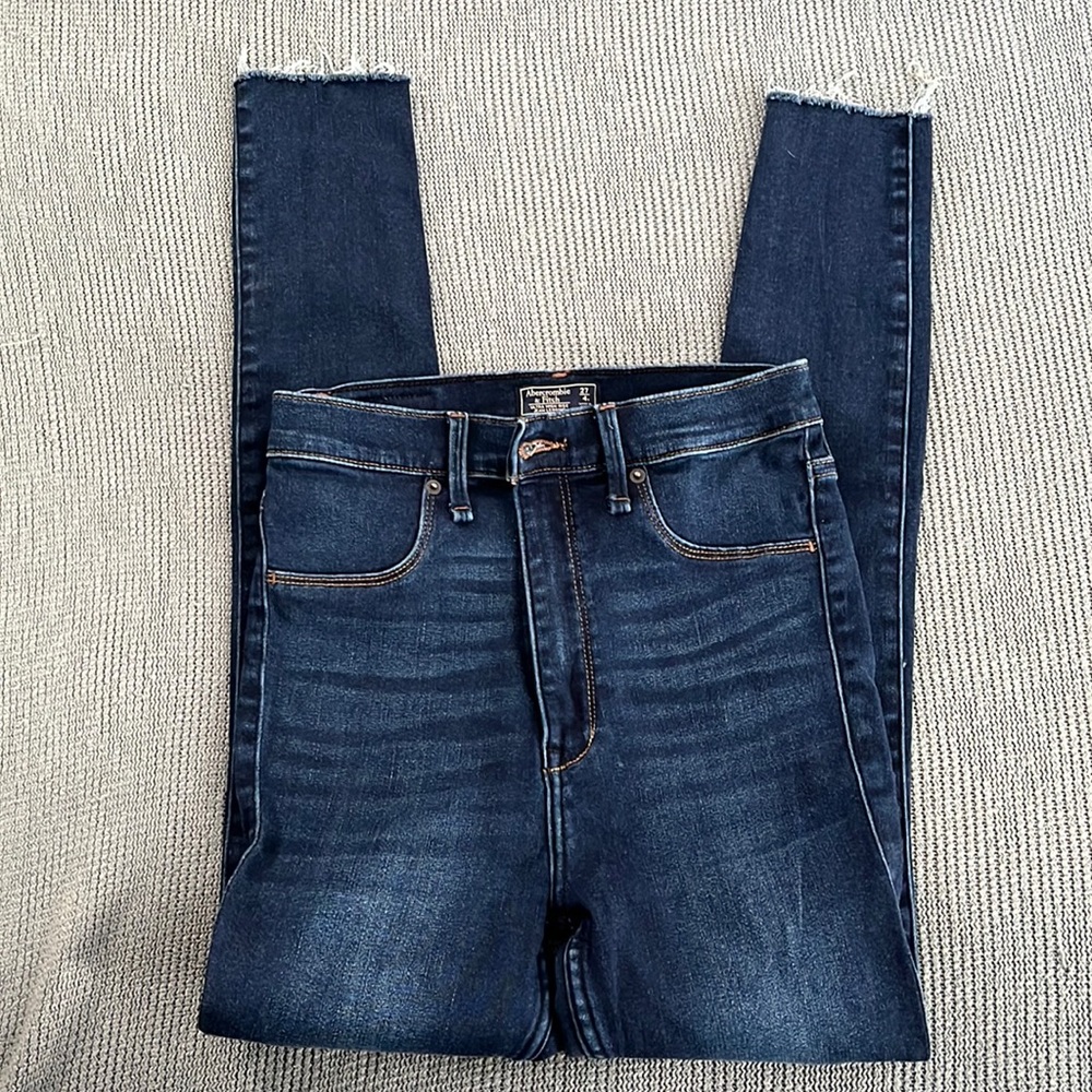 EUC A&F ultra high rise Jean leggings! Size 27/4 ❤️